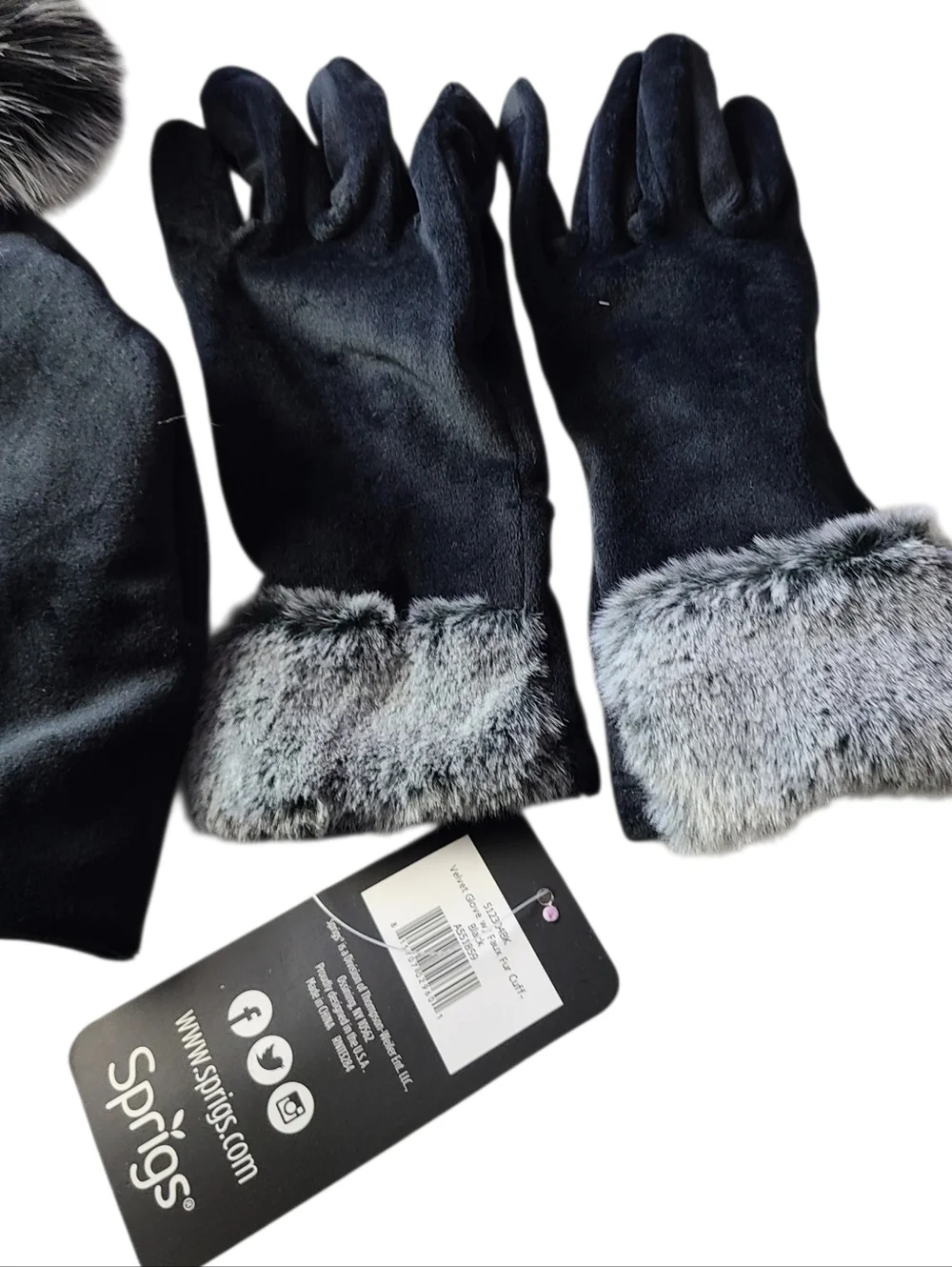 NWT | SPRIGS | WINTER SET |BEANIE & GLOVES | IN BLACK